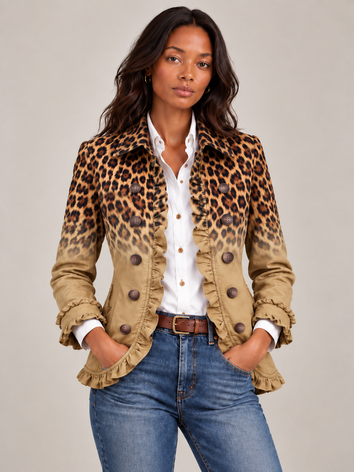 Model i den beige-brune blazer med leopardprint i gradient og flæser, set forfra med hænderne i lommerne. 8
