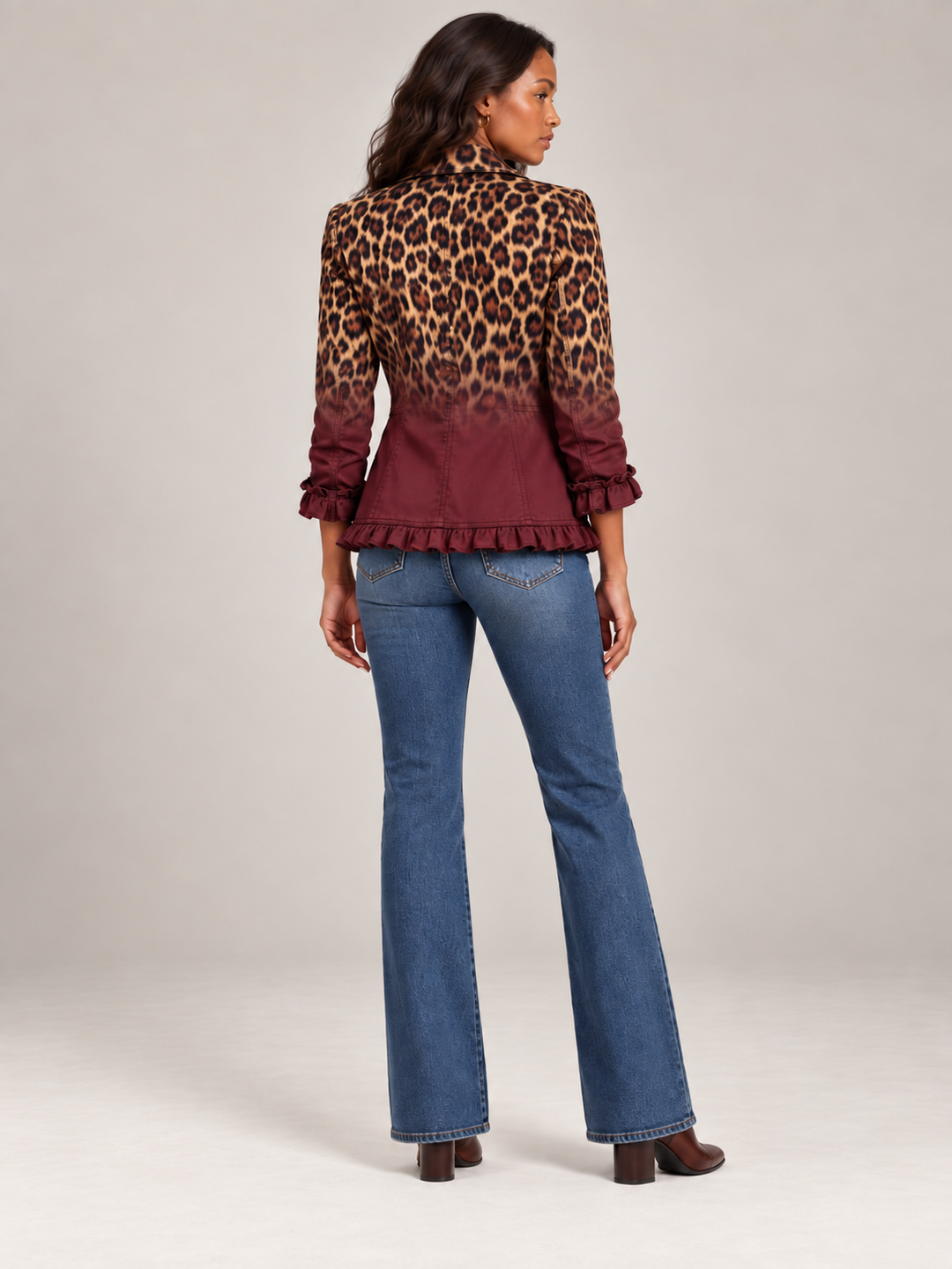 Den bordeauxrøde leopardblazer set bagfra på model, med gradient fra leopardprint til vinrød og flæsekant forneden. 13