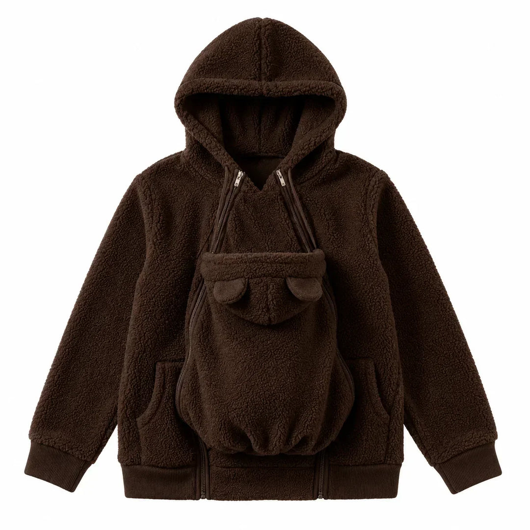 Mørkebrun hættetrøje i sherpa-fleece set forfra som flat lay, med babybærepanel med bjørneører og ribkanter ved ærmerne. 14