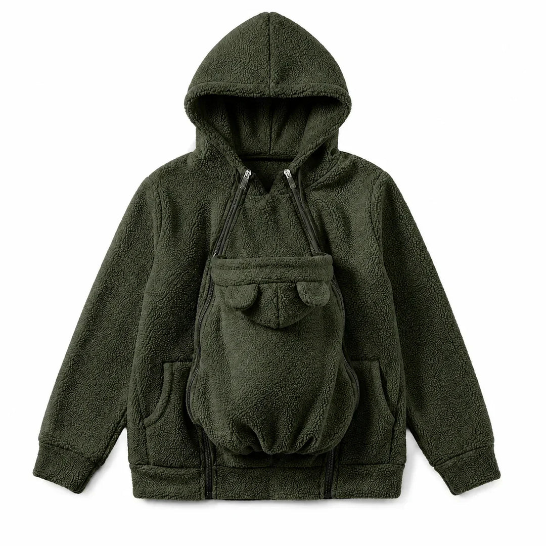 Mørkegrøn hættetrøje i sherpa-fleece set forfra som flat lay, med babybærepanelet med bjørneører og lynlåse langs siderne. 15