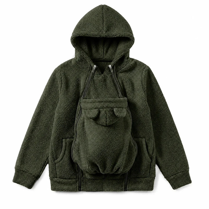 Mørkegrøn hættetrøje i sherpa-fleece set forfra som flat lay, med babybærepanelet med bjørneører og lynlåse langs siderne. 15