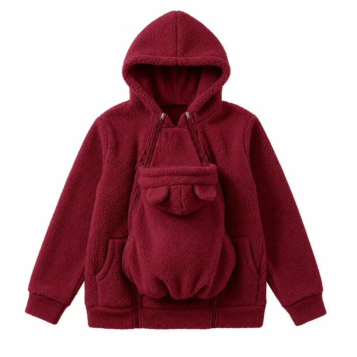Vinrød hættetrøje i sherpa-fleece som flat lay, med babybærepanelet med bjørneører lynet fast foran. 16
