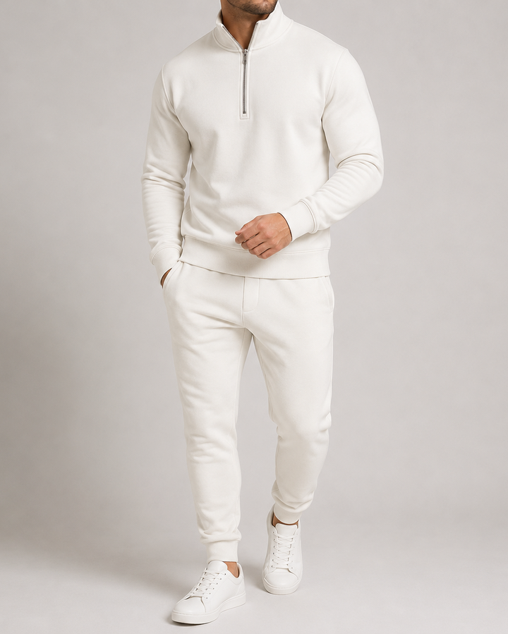Model i offwhite sæt med halv lynlås, lommer og rib i bunden af trøjen 4