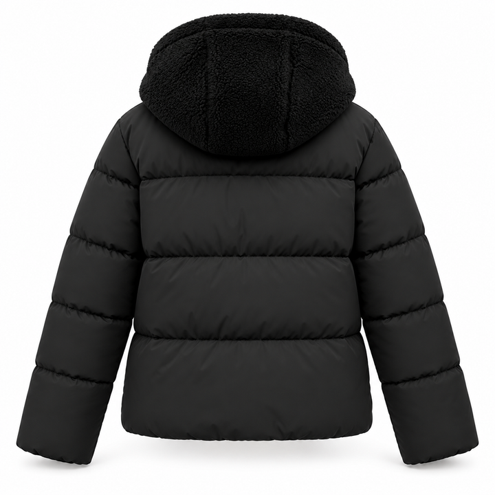 Sort pufferjakke set bagfra på hvid baggrund, med quiltede vandrette sektioner og hætte med sort pelsagtigt fortykket fleece. 5
