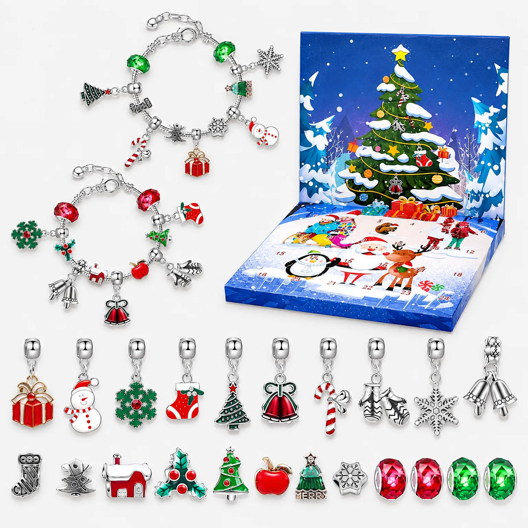 Samlet oversigt med kalenderæsken, to færdige armbånd og alle løse julecharms og perler i rød, grøn og sølv ordnet i rækker. 2