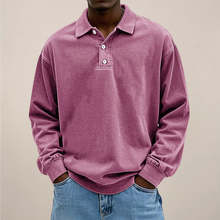 Model set forfra i rosa langærmet polotrøje med krave og knaplukning, båret med lyse jeans. 10
