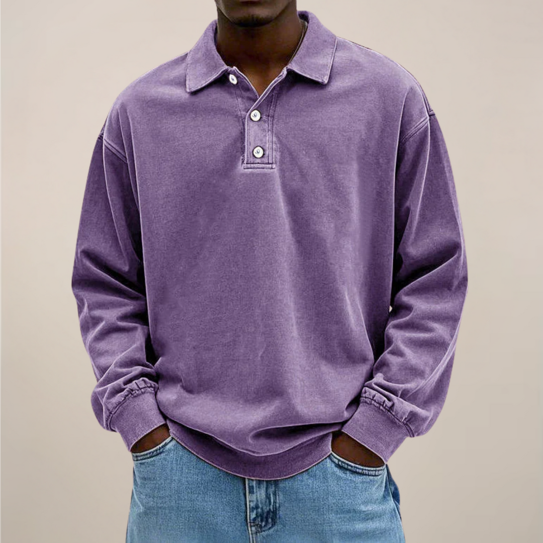 Model set forfra i lilla langærmet polotrøje med krave og knapper, båret med lyse jeans. 4