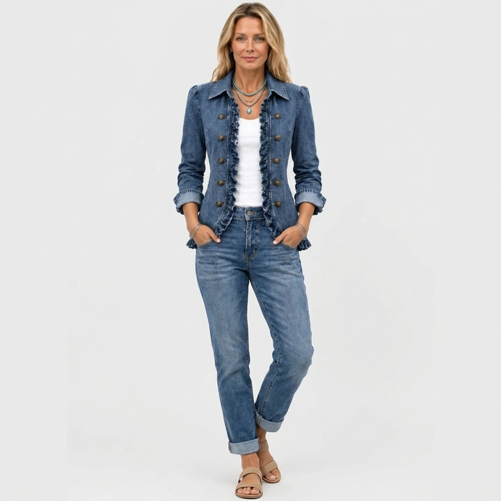 Helfigursbillede af model i denimjakke over hvid top, jeans med oprullede ben og beige sandaler 3
