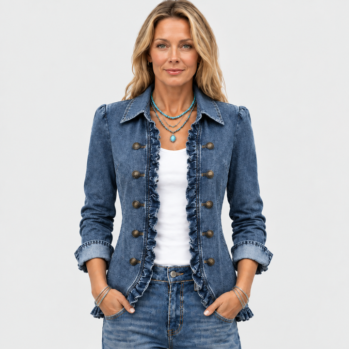 Model set forfra i blå denimjakke med flæser og knaplukning, med hænderne i lommerne og turkis halskæde 2