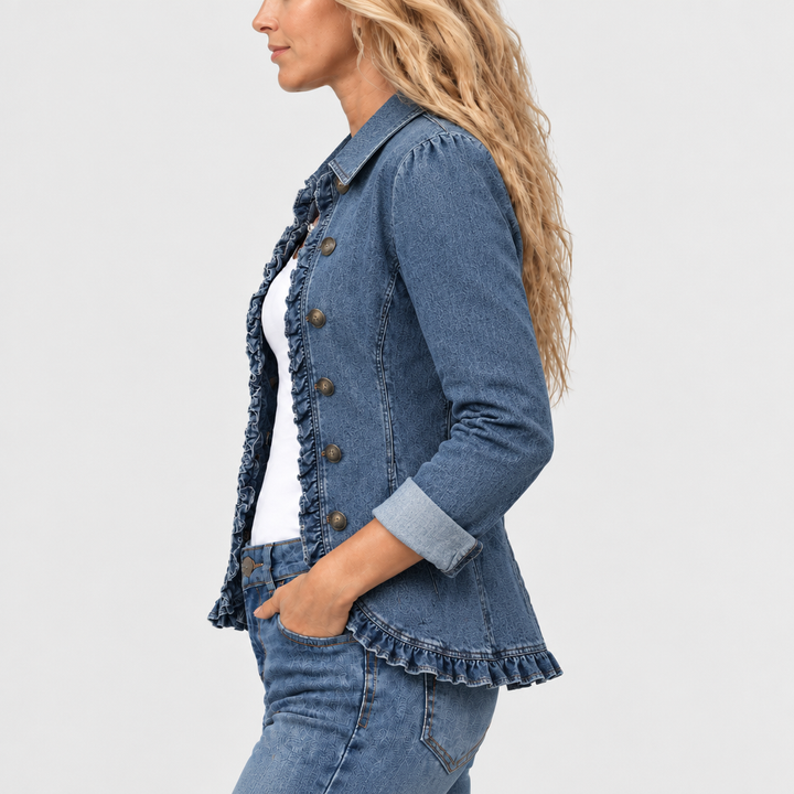 Model set fra siden i denimjakke med flæser langs fronten og i bunden, med hånden i jeanslommen 4