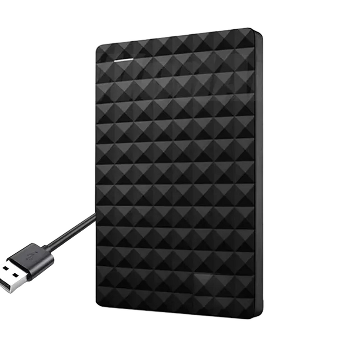 Sort harddisk med diamantmønstret overflade set skråt forfra, med USB-stik og kabel i siden 1