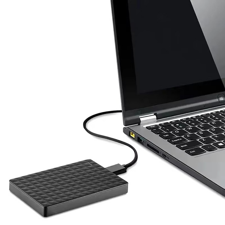 Sort harddisk koblet med kabel til siden af en bærbar computer på hvid baggrund 5