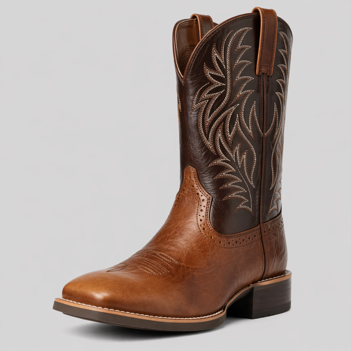 Brun western cowboystøvle set på skrå, mørkt broderet skaft og lysere fodstykke i læderlook 2