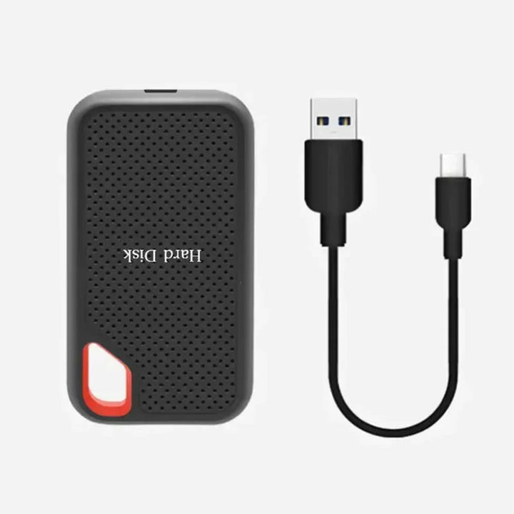 Sort SSD og medfølgende sort kabel med USB-A i den ene ende og Type-C i den anden 4