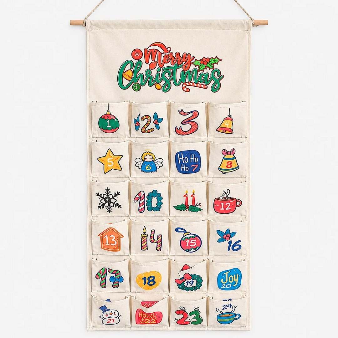 Hængende adventskalender i råhvidt stof med 24 lommer og farverige julemotiver, set forfra med træstang og snor. 5
