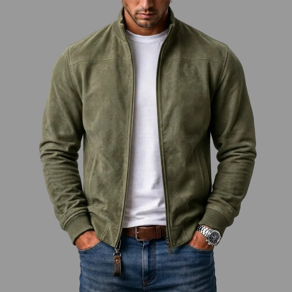 Model i olivengrøn jakke i ruskindslook med åben lynlås og ribkant, med brun læderlap på lynlåsen, til jeans. 3