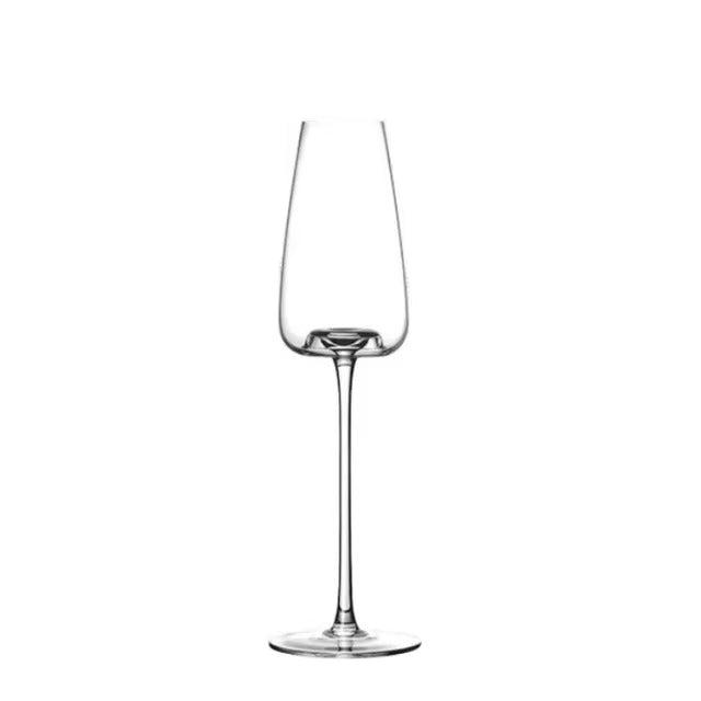 Tomt, slankt champagneglas med lang tynd stilk på hvid baggrund 12