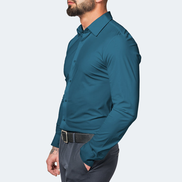 Mand i petrolblå skjorte set fra siden med hånden i lommen 11