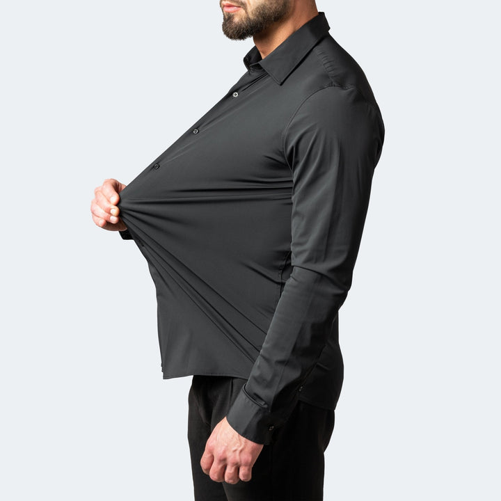 Sidebillede af mand i sort skjorte, der strækker stoffet foran på brystet 5