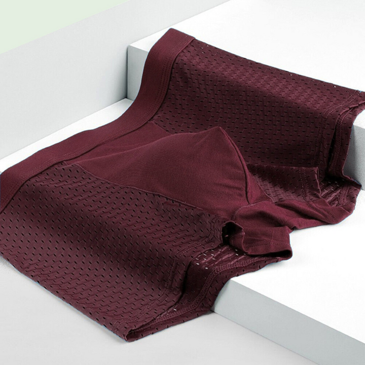 Bordeaux boxershorts lagt fladt på hvide trin, med netstof på siderne og glat midterparti 6