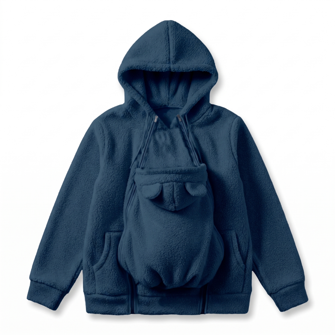 Marineblå hættetrøje i sherpa-fleece som flat lay med lynet babybærepanel med bjørneører og lommer foran. 10