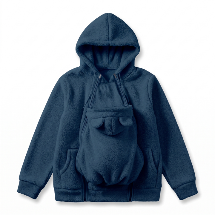 Marineblå hættetrøje i sherpa-fleece som flat lay med lynet babybærepanel med bjørneører og lommer foran. 10