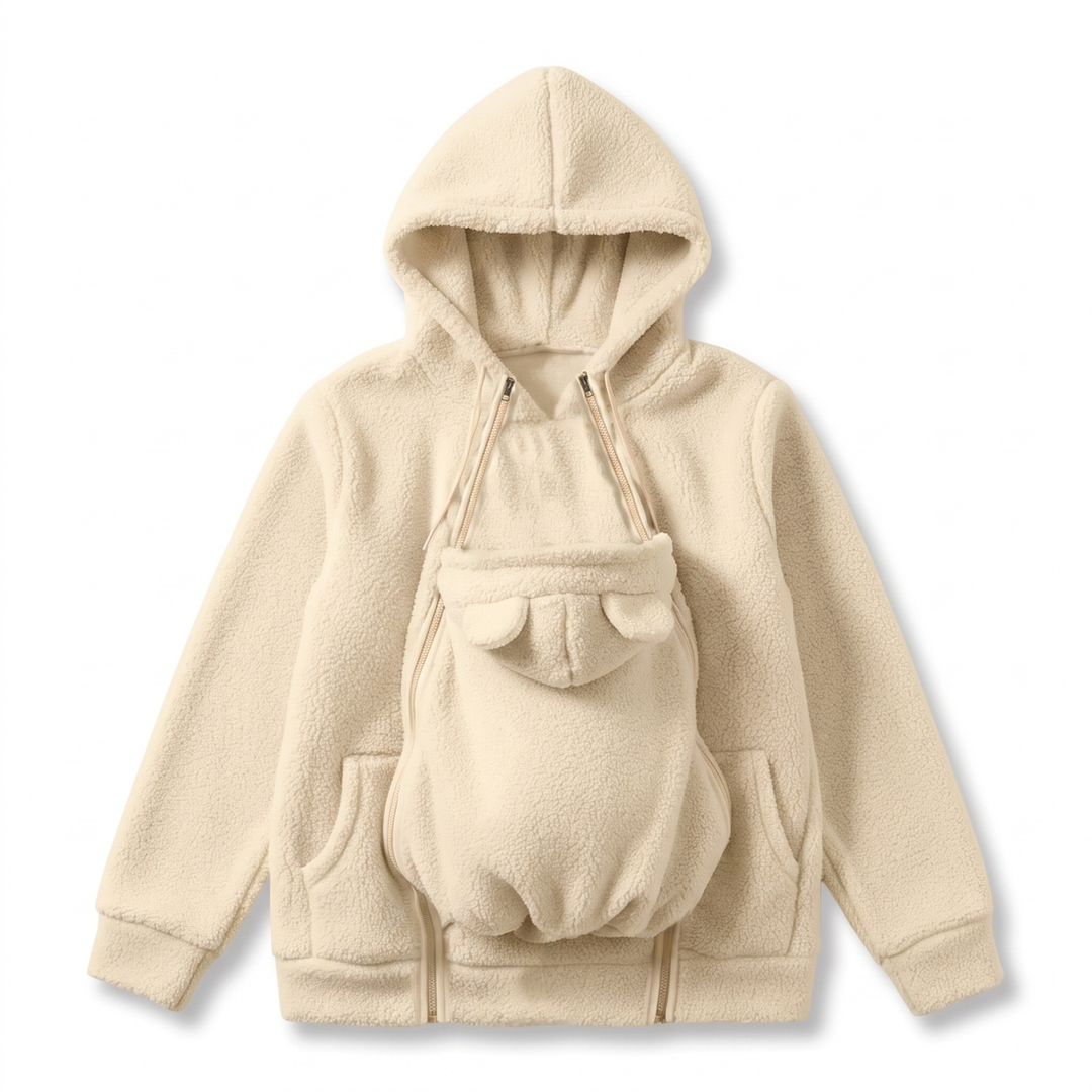 Cremefarvet hættetrøje i sherpa-fleece som flat lay, med det aftagelige babybærepanel med bjørneører lynet fast foran. 11