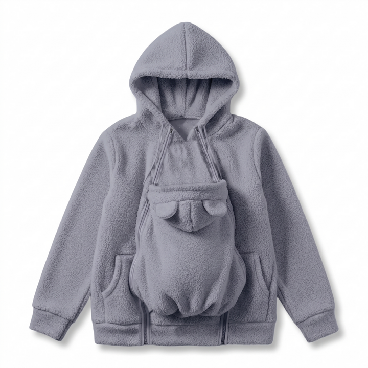 Grå hættetrøje i sherpa-fleece set forfra som flat lay, med babybærepanelet med bjørneører og to lommer. 12