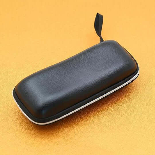 Sort læderlignende etui med lynlås og lille strop på gul baggrund 11