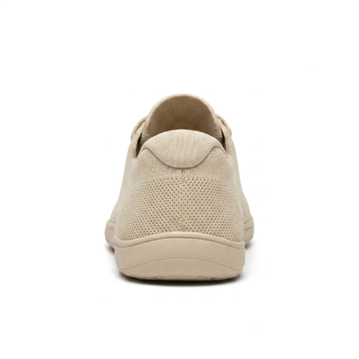 Beige sneaker set bagfra med polstret hælkant, perforeret mesh og flad gummisål. 9