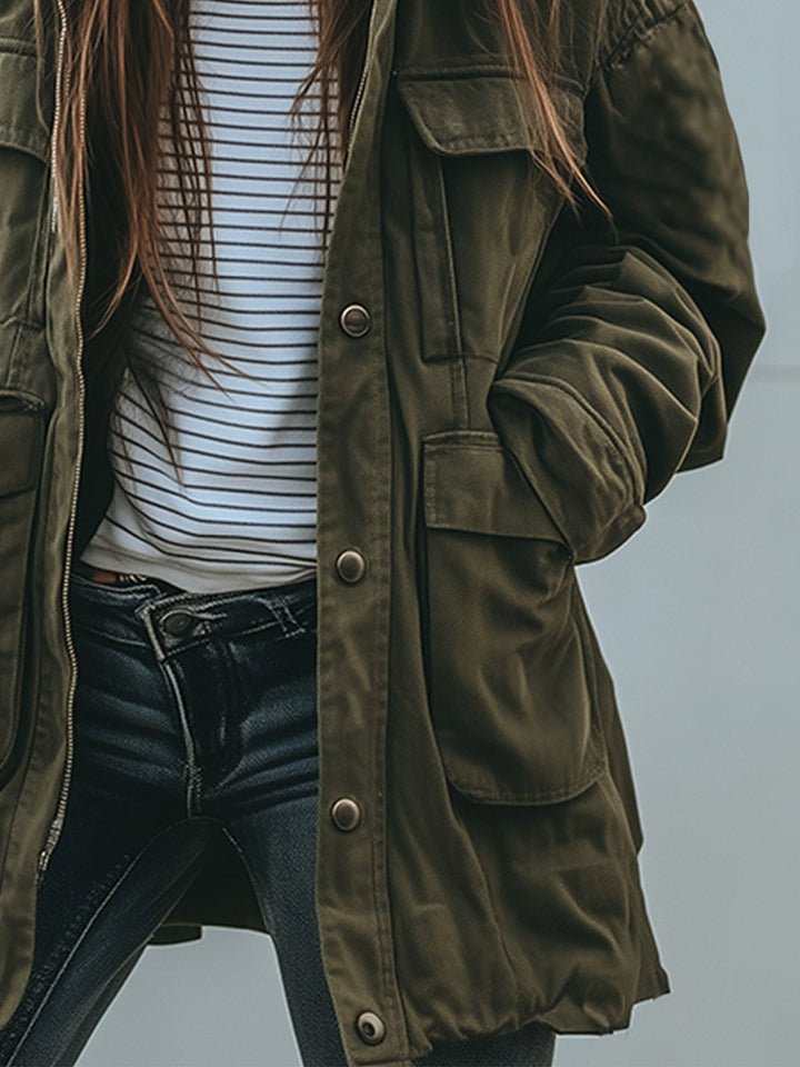 Detalje af jakkens trykknapper og store lomme med klap i højre side, båret med hånden i lommen over jeans. 3