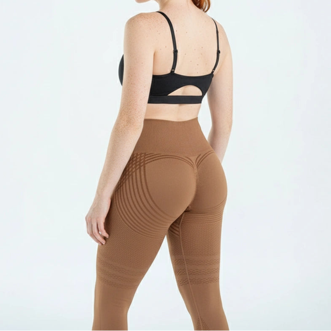 Model set bagfra i brune leggings med ribbet linning og buede mønsterstriber over baller og lår. 8