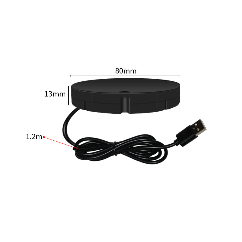 Sort, flad rund oplader med USB-stik og opviklet kabel, vist med mål for diameter, tykkelse og kabellængde. 9
