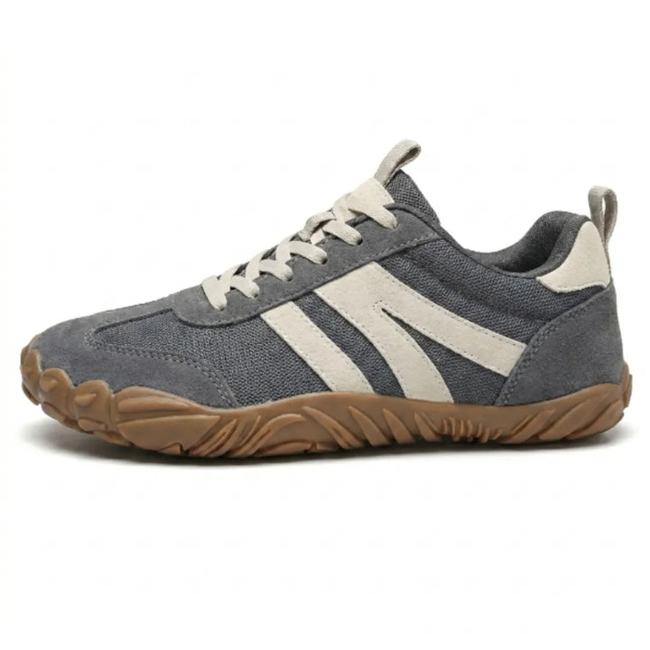 Grå barefoot sko med beige striber og snørebånd, set fra siden, med bred, fleksibel gummisål i karamelbrun. 1