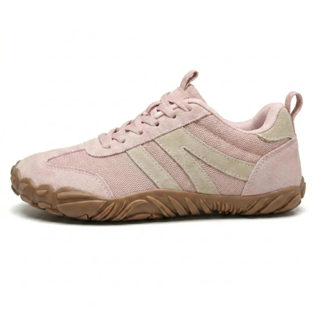 Rosa sko med beige striber og snørebånd i samme tone, set fra siden, med brun fleksibel gummisål. 10