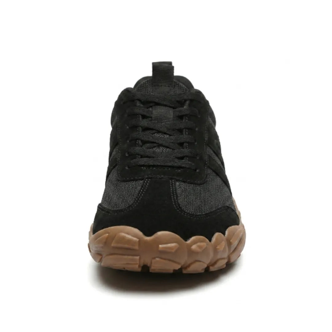 Sort sko set forfra med snørebånd og tydeligt bred, afrundet tåboks over den brune gummisål. 26