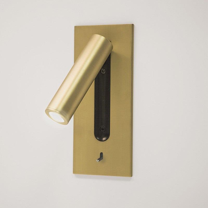 Væglampe med børstet messingfarvet plade og drejelig cylinder, monteret på lys væg 22