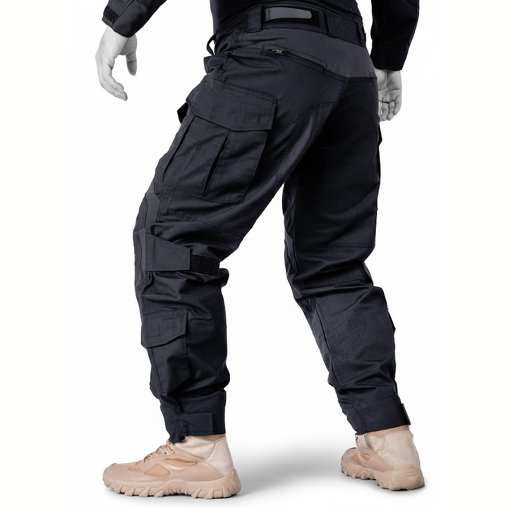 De sorte bukser set bagfra og fra siden på en model, med lårlomme, stropper ved knæet og velcro om anklen. 8