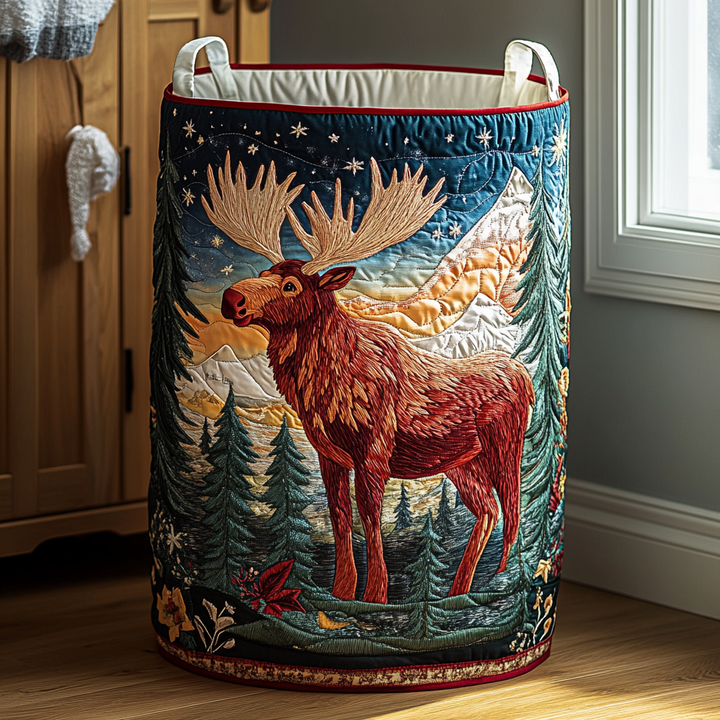 Høj kurv med quiltet motiv af rødbrun elg med store takker, bjerge og granskov, rød kant og hvide hanke. 9