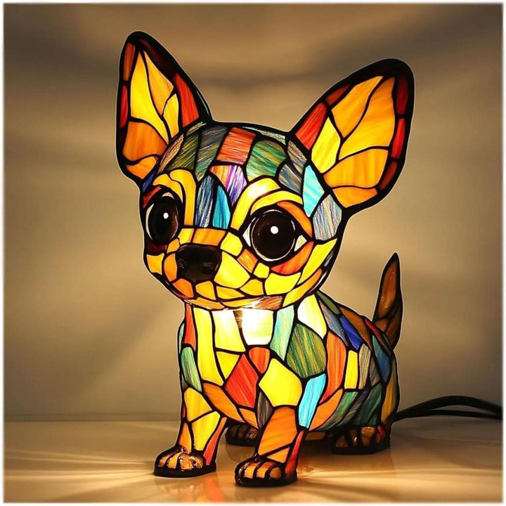 Chihuahua-lampe med store runde øjne og store ører i gult, orange og turkis, set forfra med synligt ledningsstykke. 10