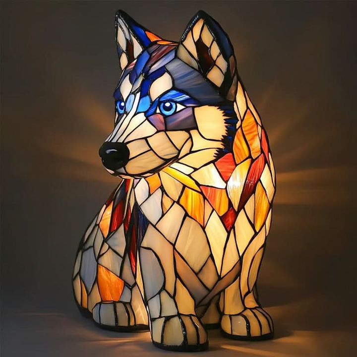 Siddende husky-lampe med blå øjne, hvide og orange mosaikfelter og varmt lys mod mørk baggrund. 15