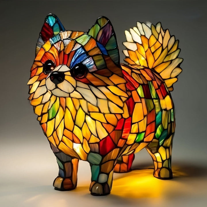 Stående pomeranian-lampe med busket hale og små mosaikfelter i gul, orange, rød og grøn, tændt. 18