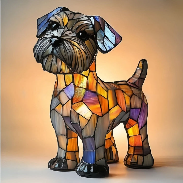 Lampe formet som en lille skaggy hund med farvet glasmosaik i orange, lilla og blå, lyser varmt mod lys baggrund. 21