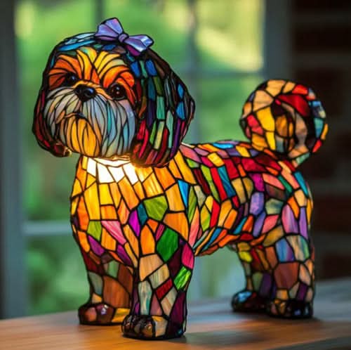Lampe formet som en lille langhåret hund med lilla sløjfe og regnbuefarvet glasmosaik, placeret på et bord foran et vindue. 23