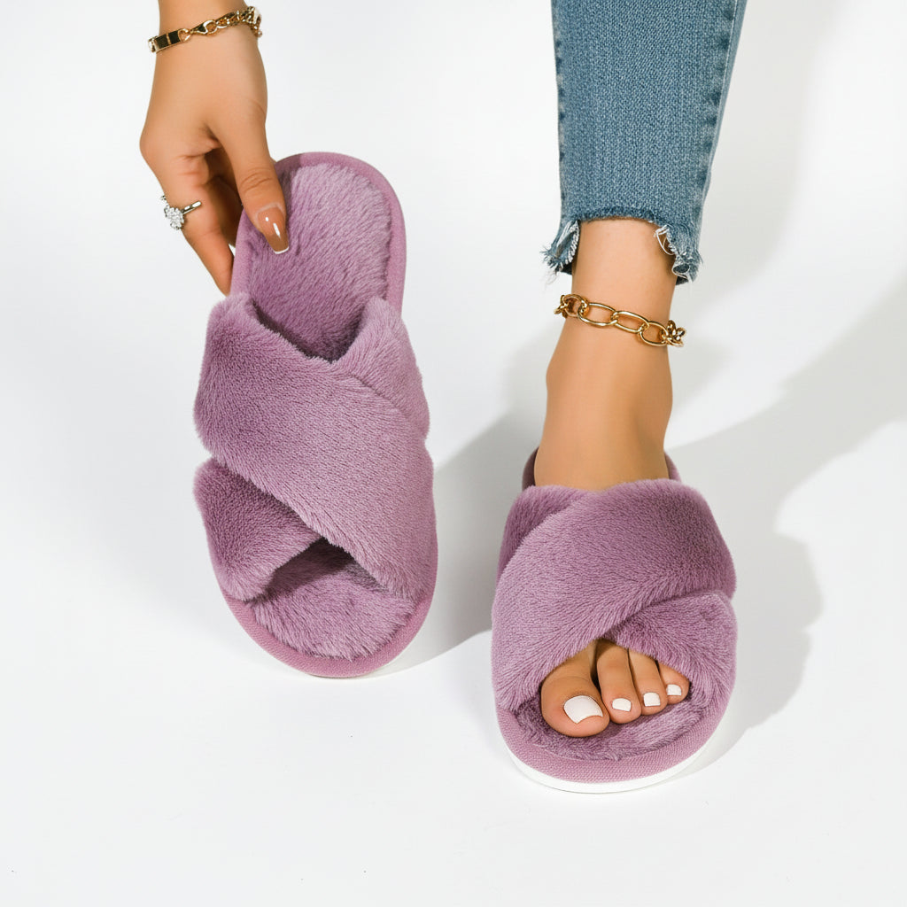 Lilla plyshjemmesko med krydsede remme, den ene båret med jeans og guldkæde om anklen, den anden holdt i hånden. 8