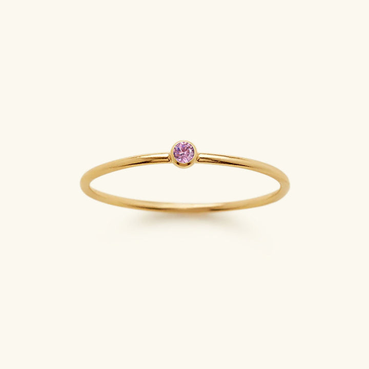 Goldener Ring mit rosa Edelstein, minimalistisches Design, Damen-Schmuck, elegantes Accessoire.