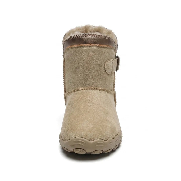 Beige støvle set forfra med bred, afrundet tå, pelsfor i skaftet og spænderem 8