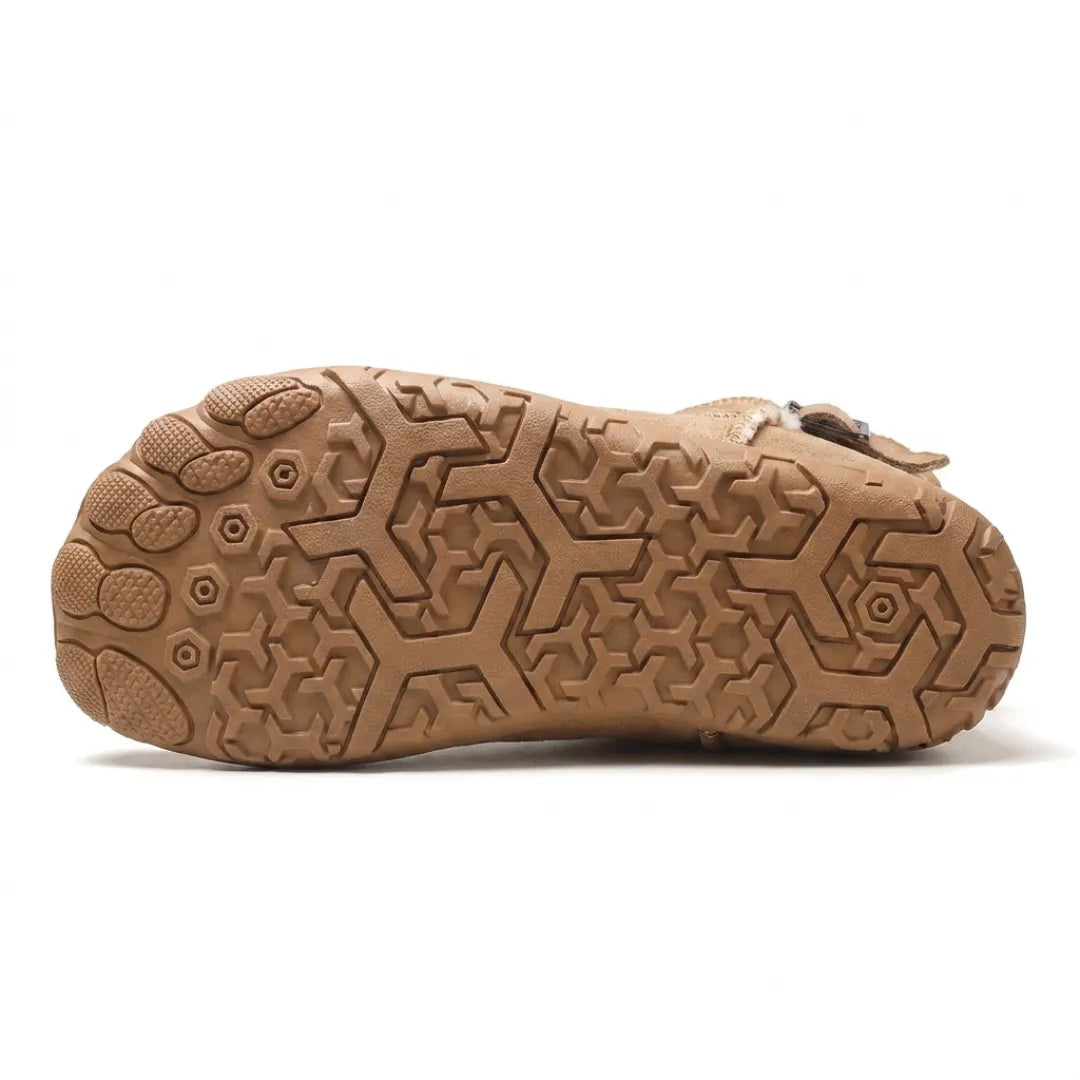 Undersiden af en sandfarvet støvle med mønstret gummisål og separate tåpuder 27