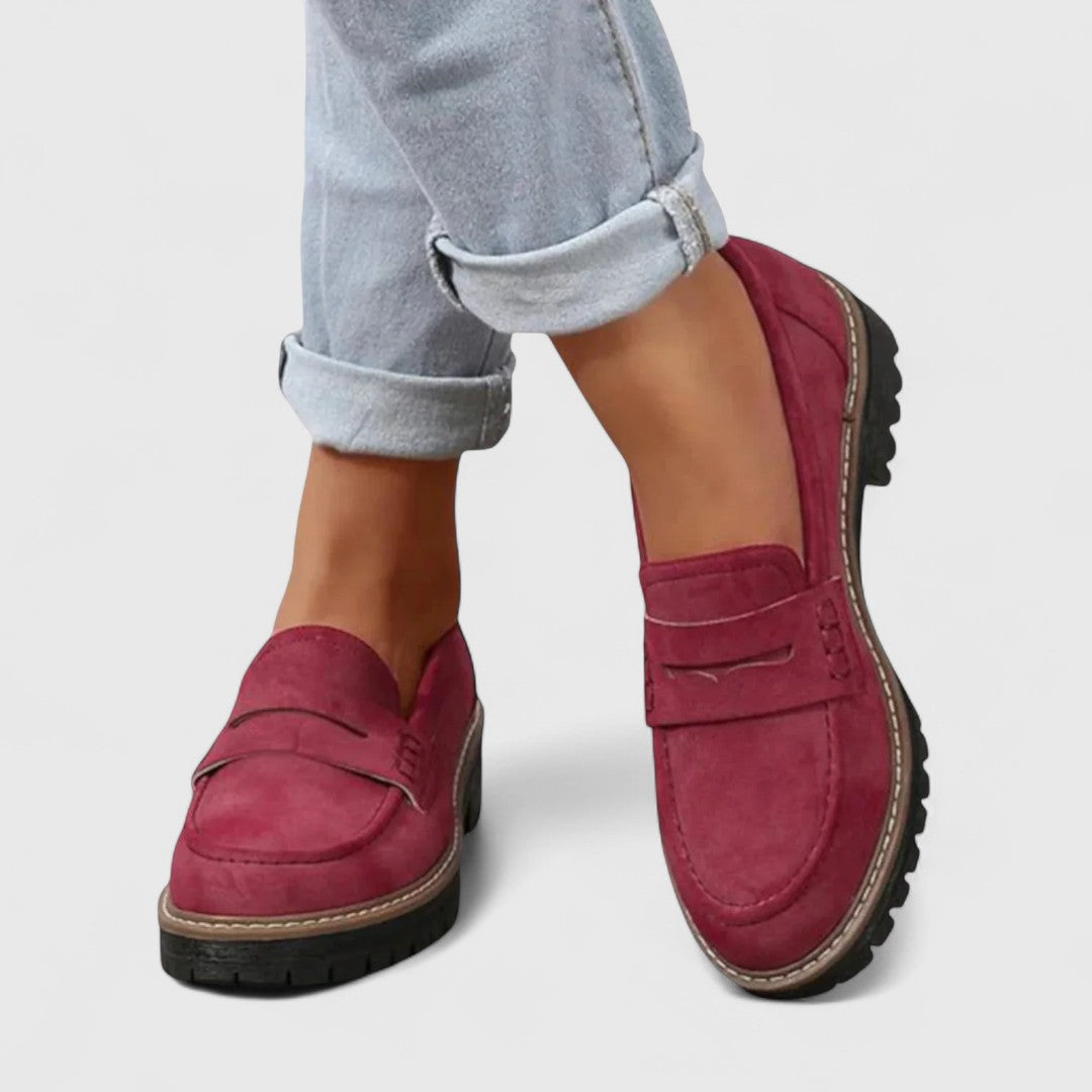 Bordeauxrøde loafers med kraftig sål båret med oprullede lyse jeans, set forfra 2