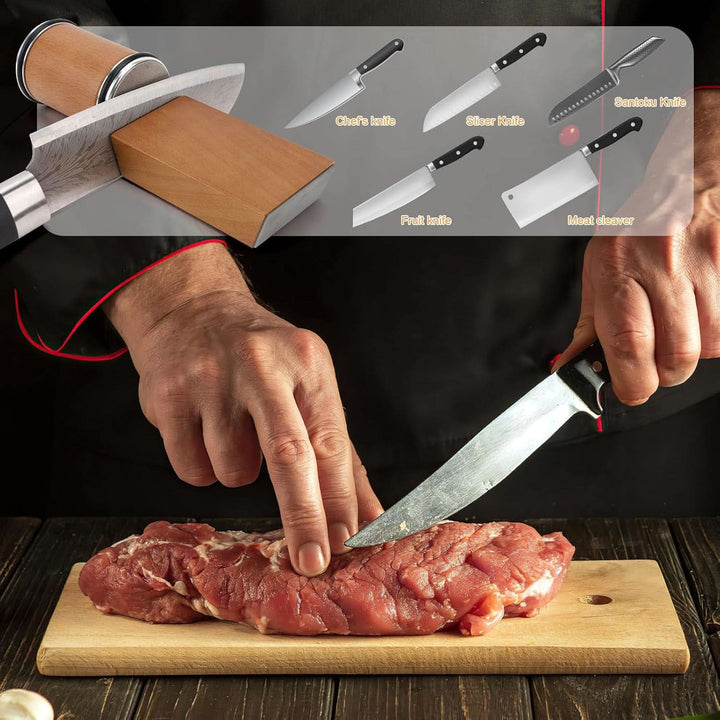 Kok skærer kød med en kniv, og et indsat billede viser slibeværktøjet sammen med knivtyper som kokkekniv, santoku og kødkløver. 10
